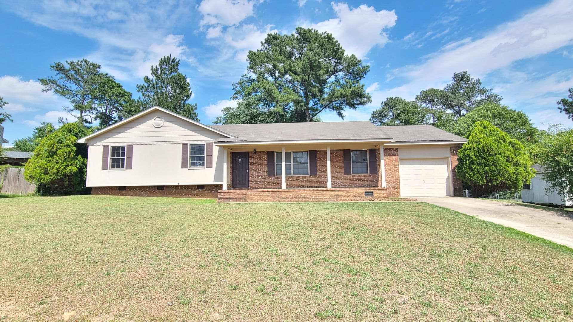 Fayetteville House: 1105 Quailwood Dr