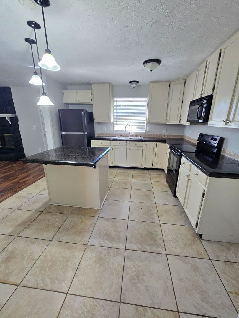 Fayetteville House: 1105 Quailwood Dr