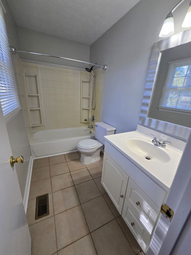 Fayetteville House: 1105 Quailwood Dr