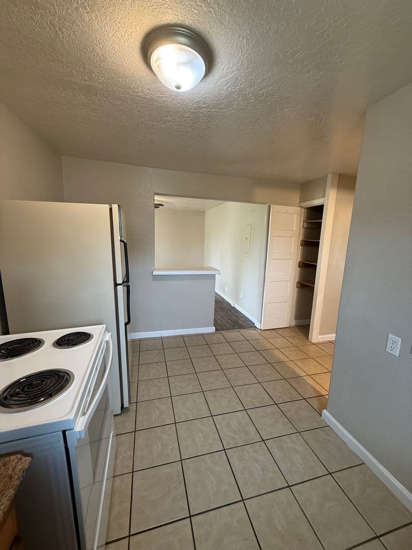 Clovis House: 1220 N Lea