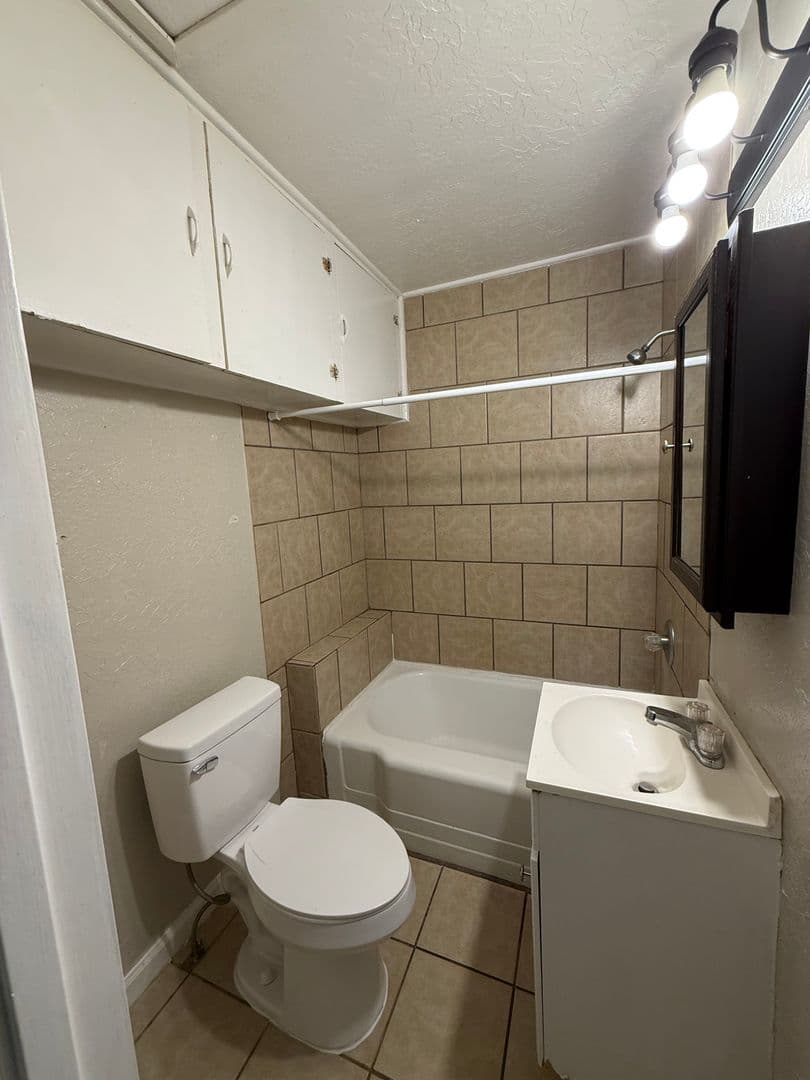 Clovis House: 1220 N Lea