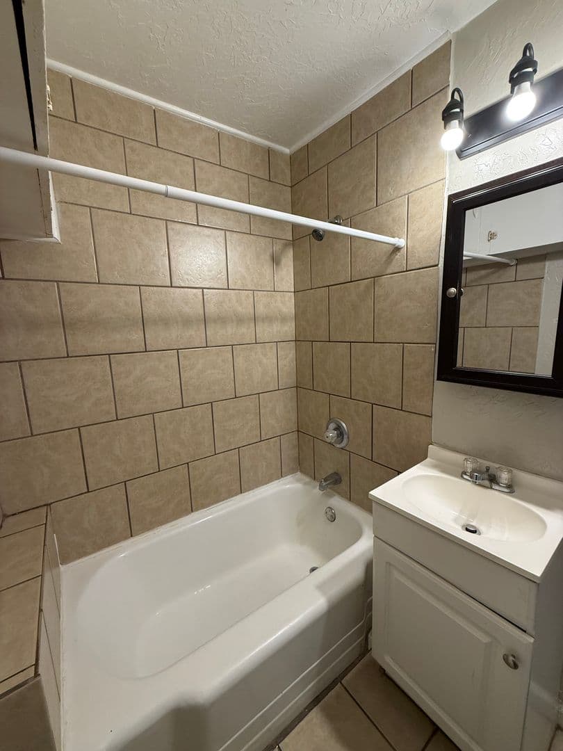 Clovis House: 1220 N Lea