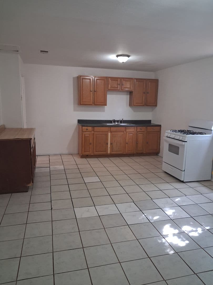 Portales Apartment: 905-907 N Ave K