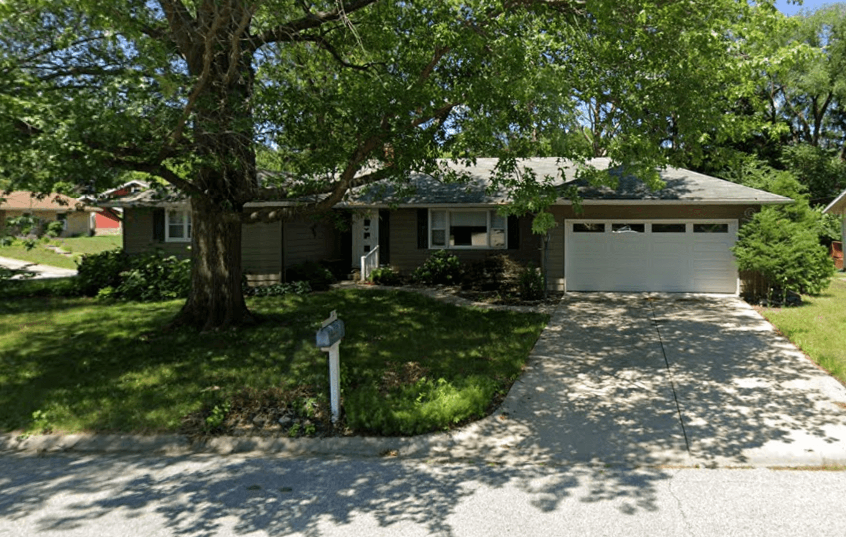 West Lafayette House: 208 Lindberg Rd