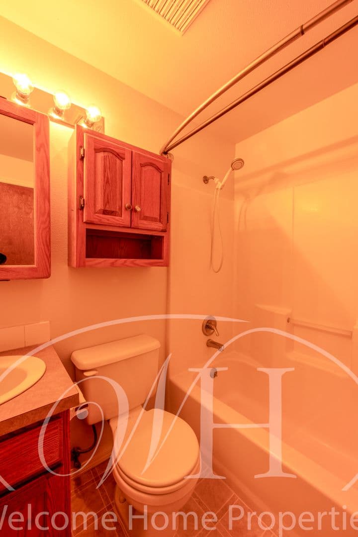 College Place House: 337 NE Kingwood Place