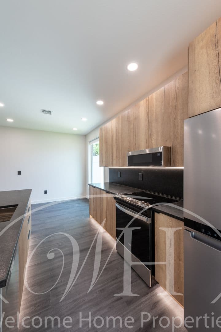 College Place Apartment: 284 NE Maple Ave