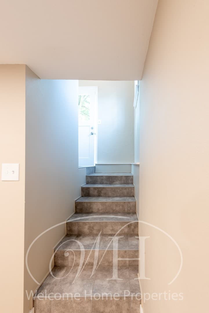College Place Apartment: 318 SE 6th St