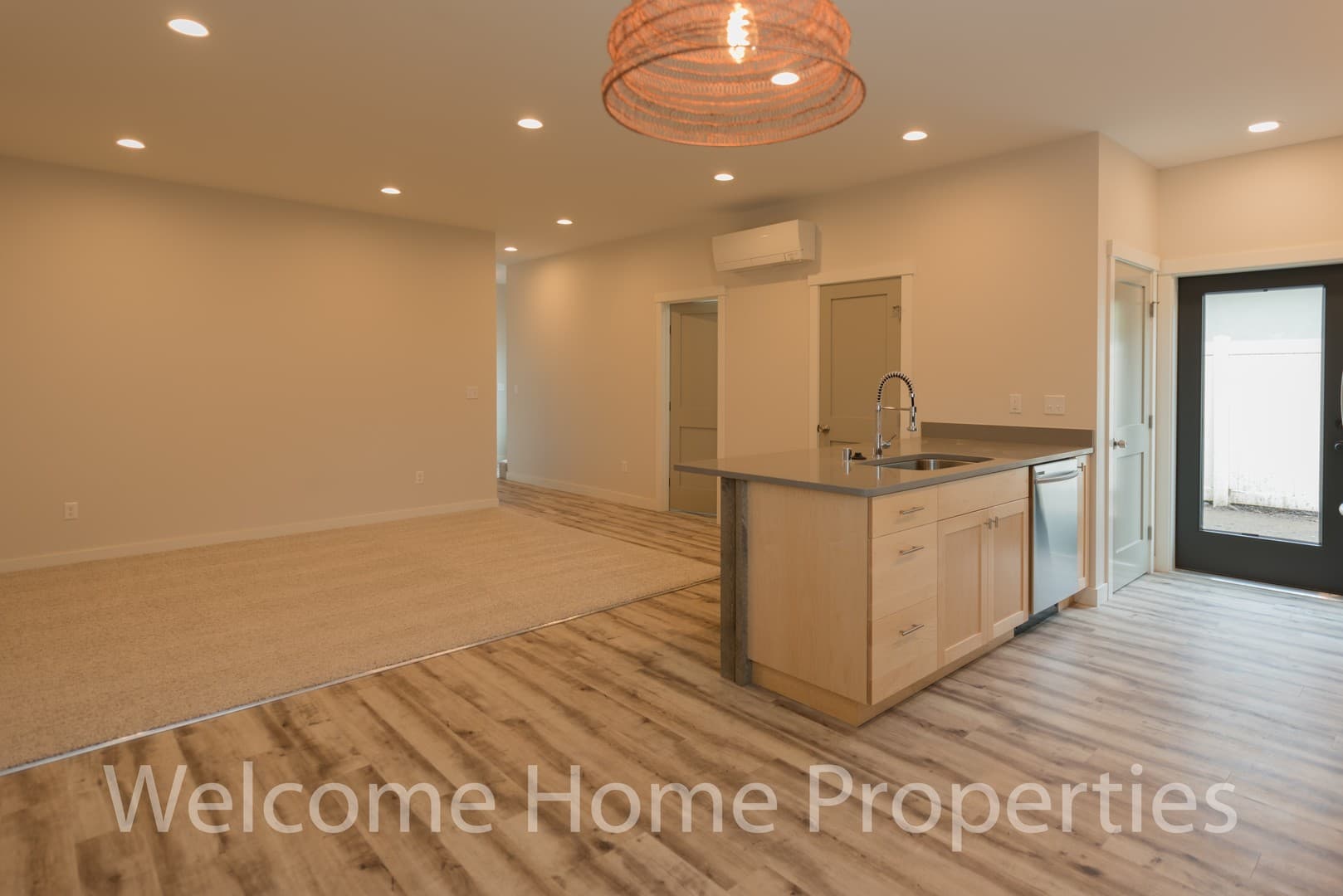 College Place Apartment: 2 NE Hadley Way