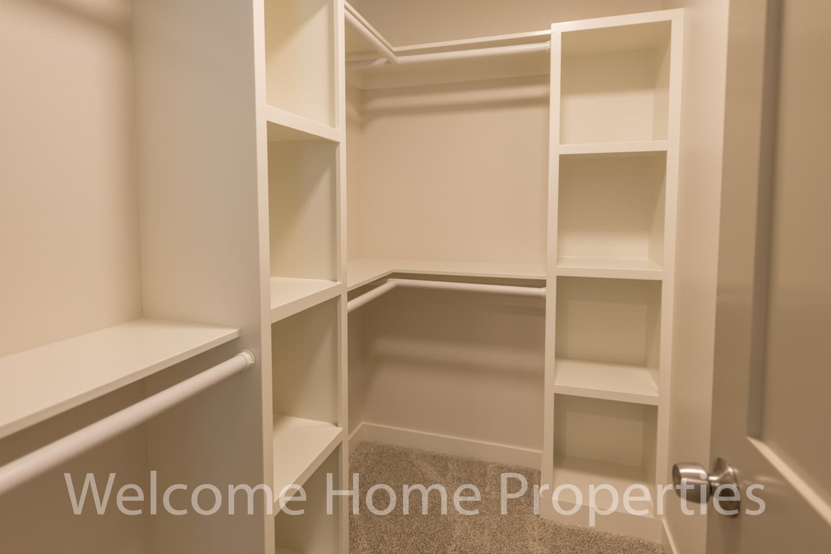 College Place Apartment: 2 NE Hadley Way