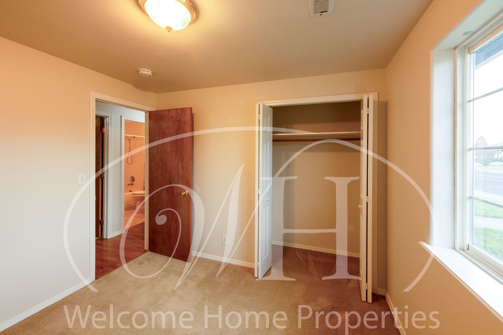 College Place House: 337 NE Kingwood Place