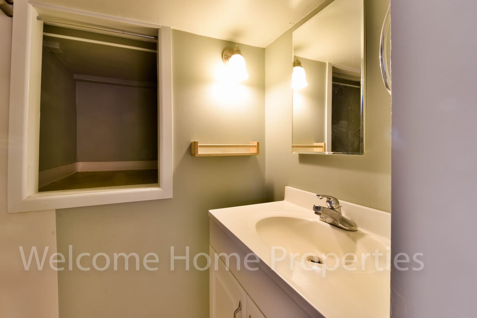 College Place Apartment: 316 SE 4th St
