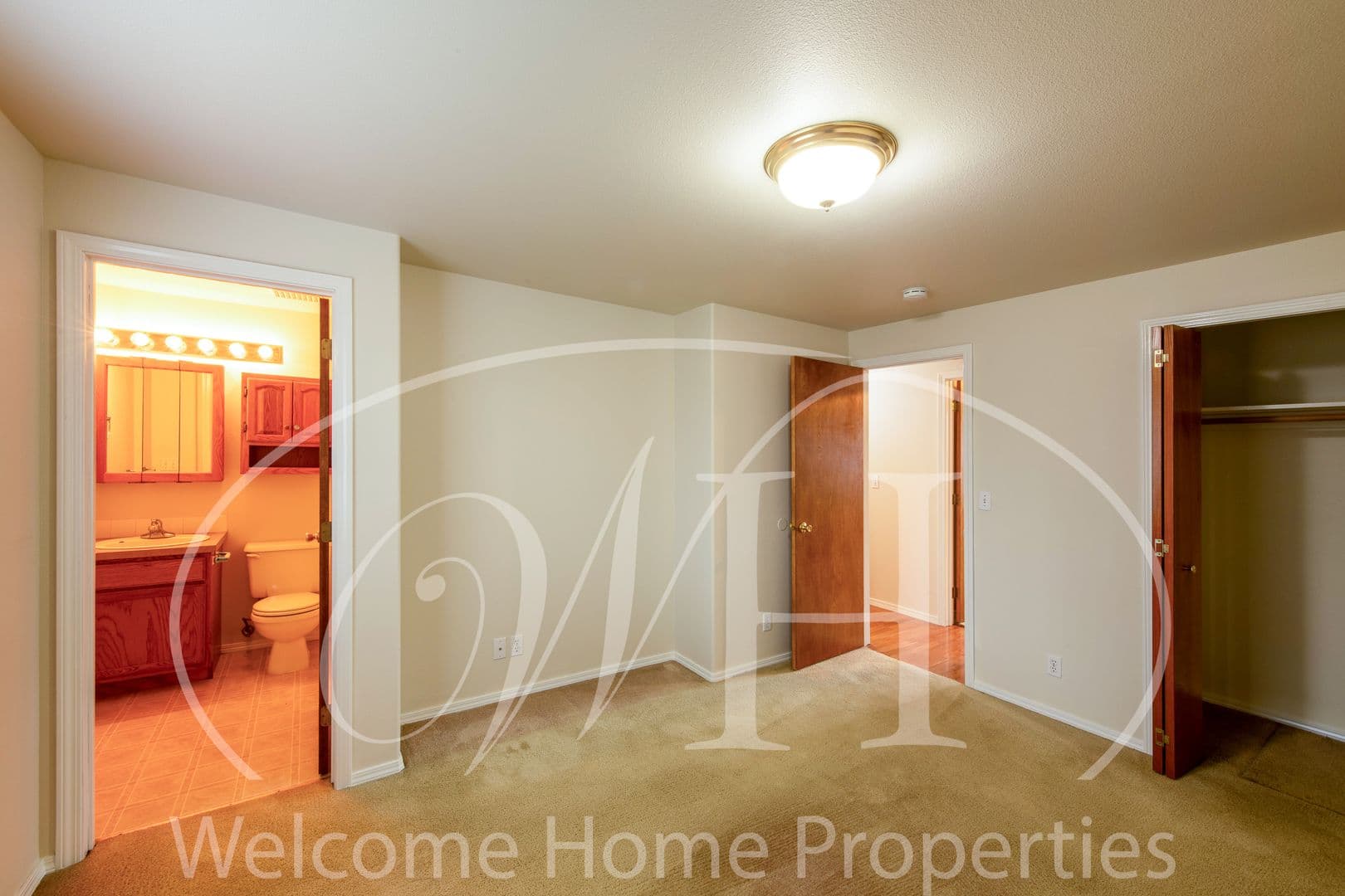 College Place House: 337 NE Kingwood Place