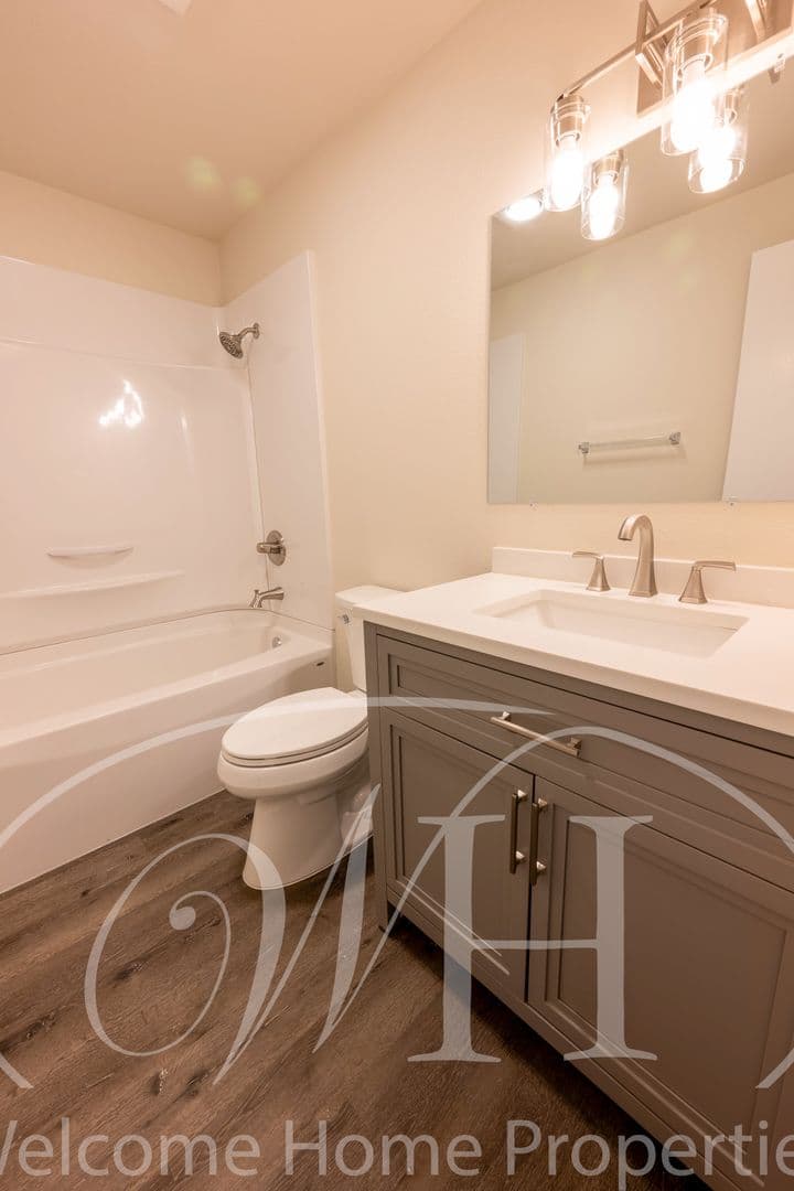 College Place Apartment: 1200 SE Broadway Ave