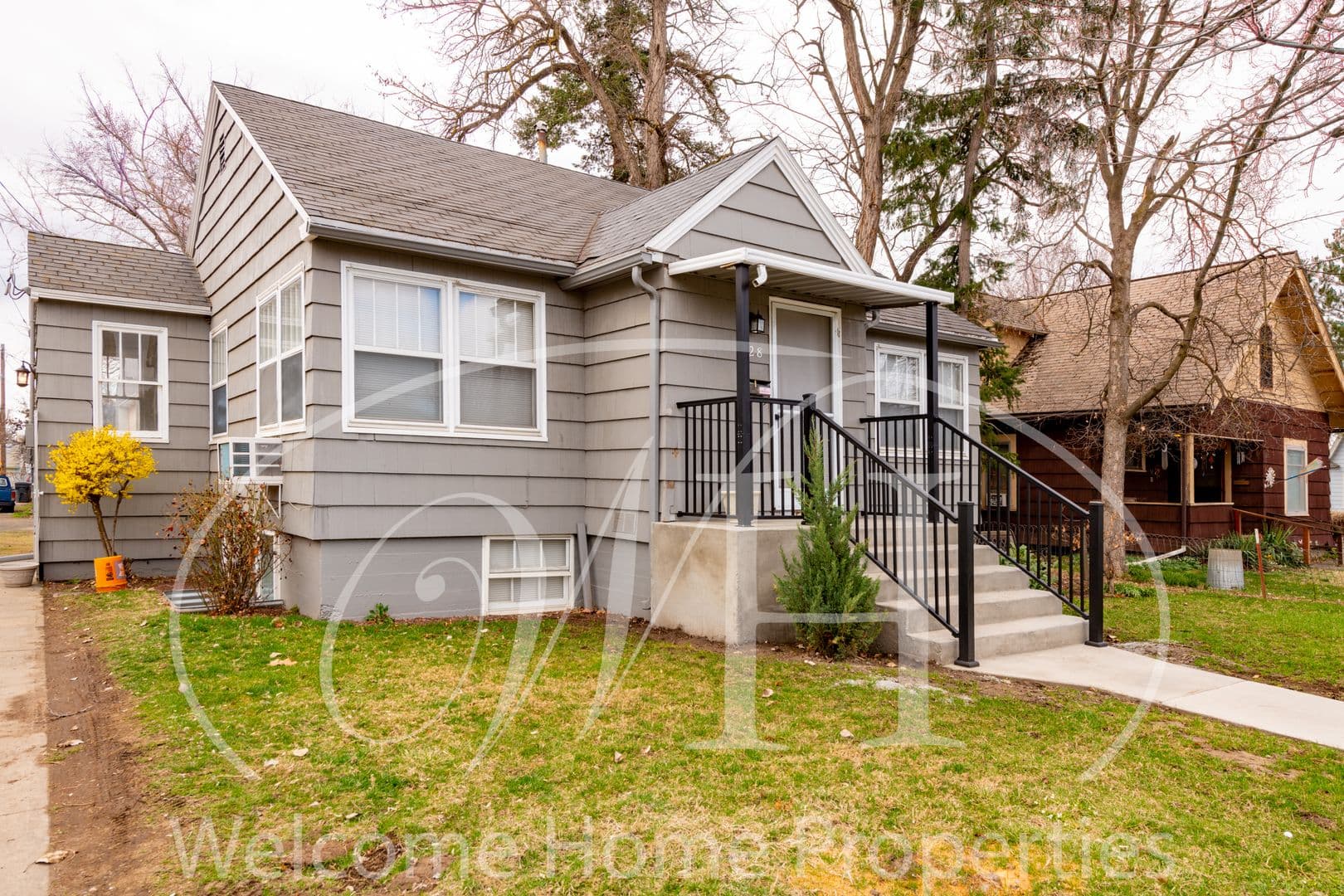 College Place Apartment: 228 SE 6th St