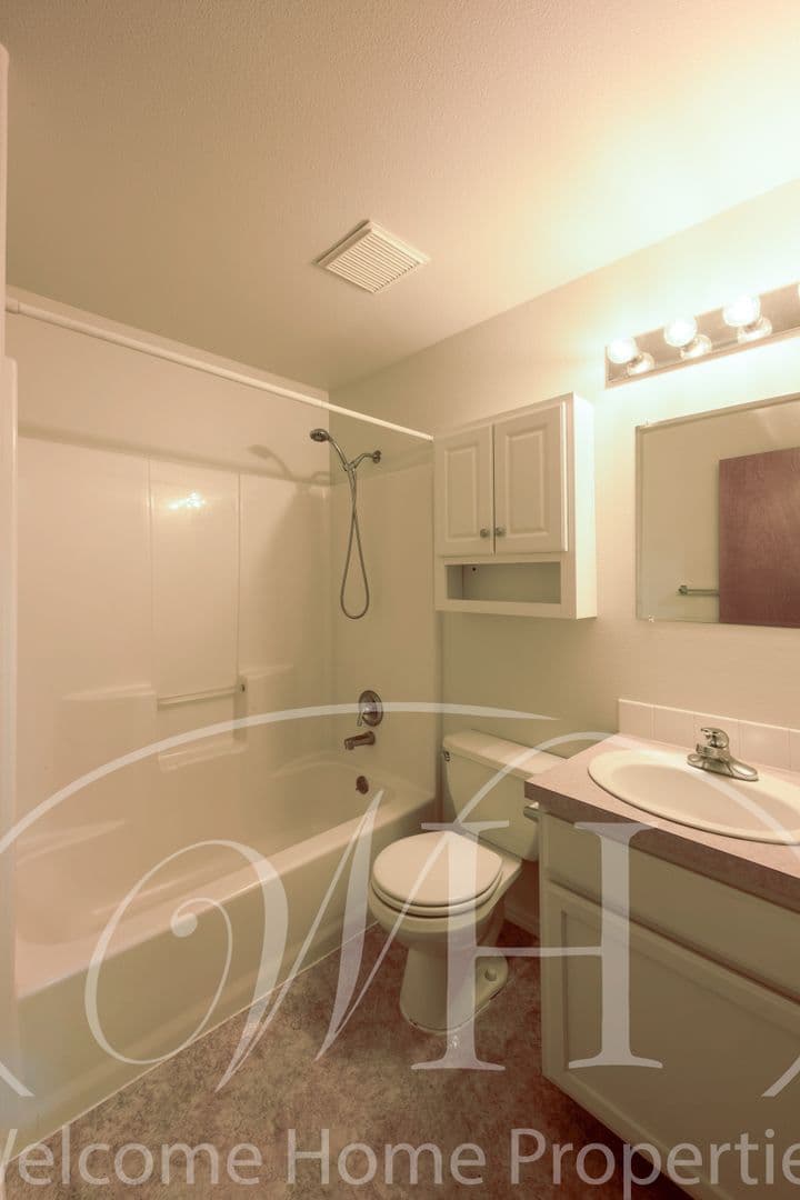 College Place House: 337 NE Kingwood Place