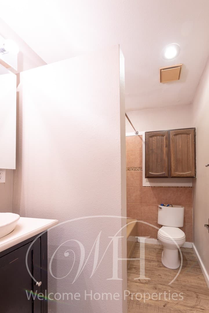 College Place Apartment: 108 SE 6th St