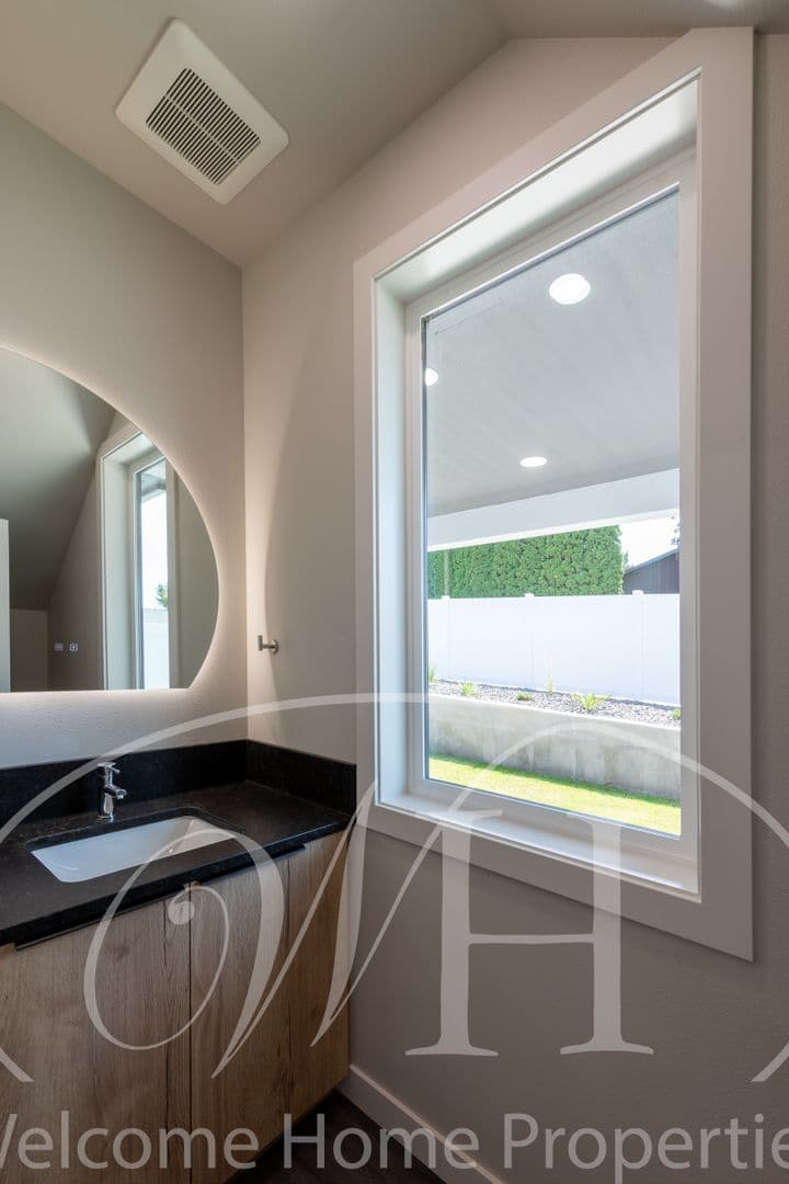 College Place Apartment: 284 NE Maple Ave