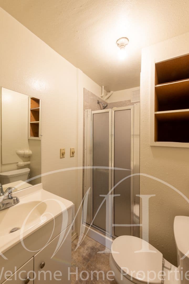 College Place Apartment: 228 SE 6th St