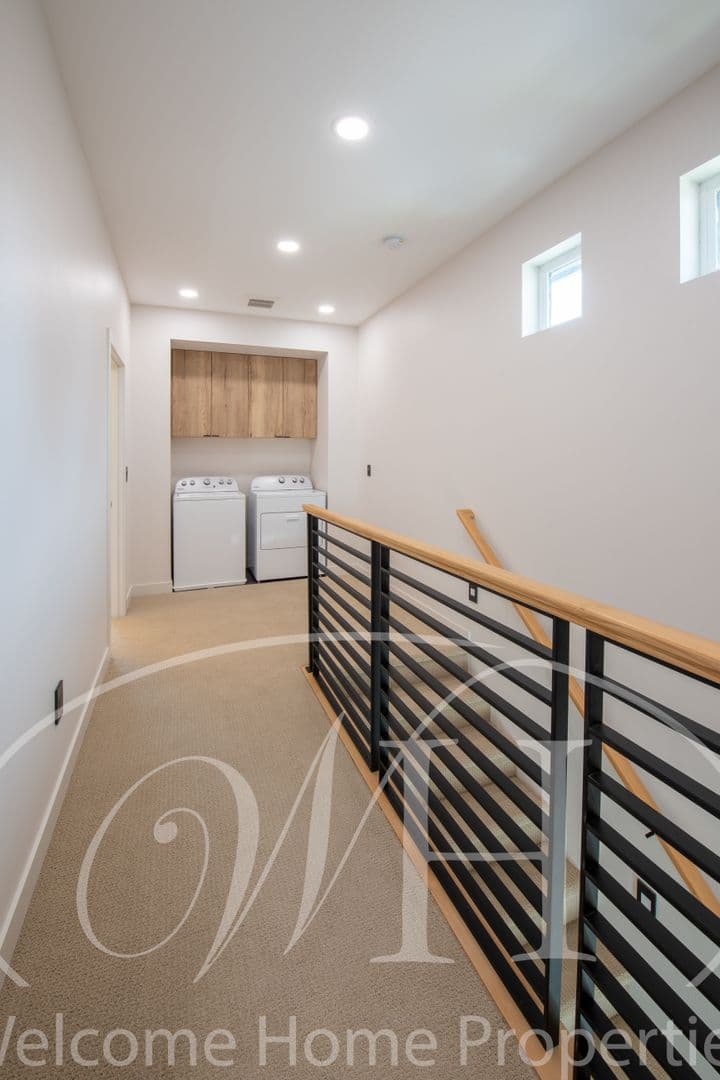 College Place Apartment: 284 NE Maple Ave