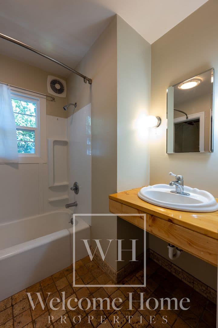 Walla Walla House: 627 E  Maple St