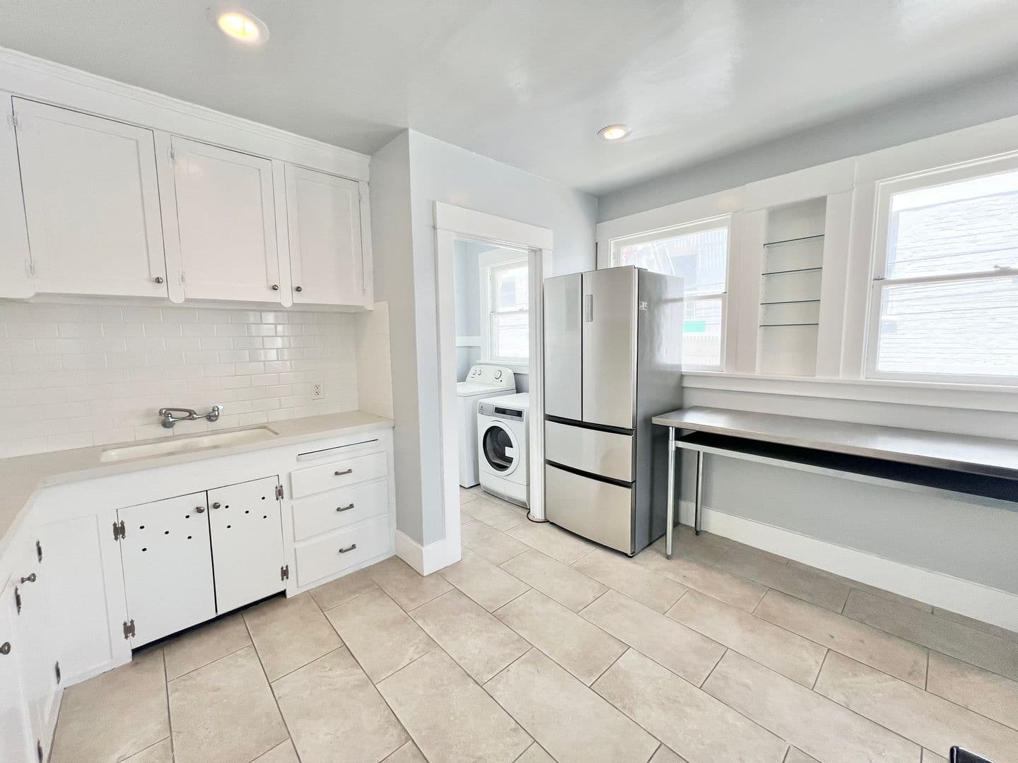 Long Beach House: 23 N Alboni Pl