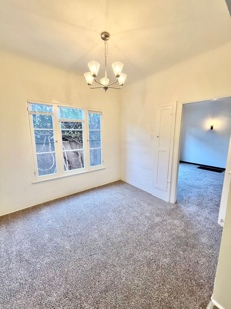Long Beach Apartment: 658 Temple Ave