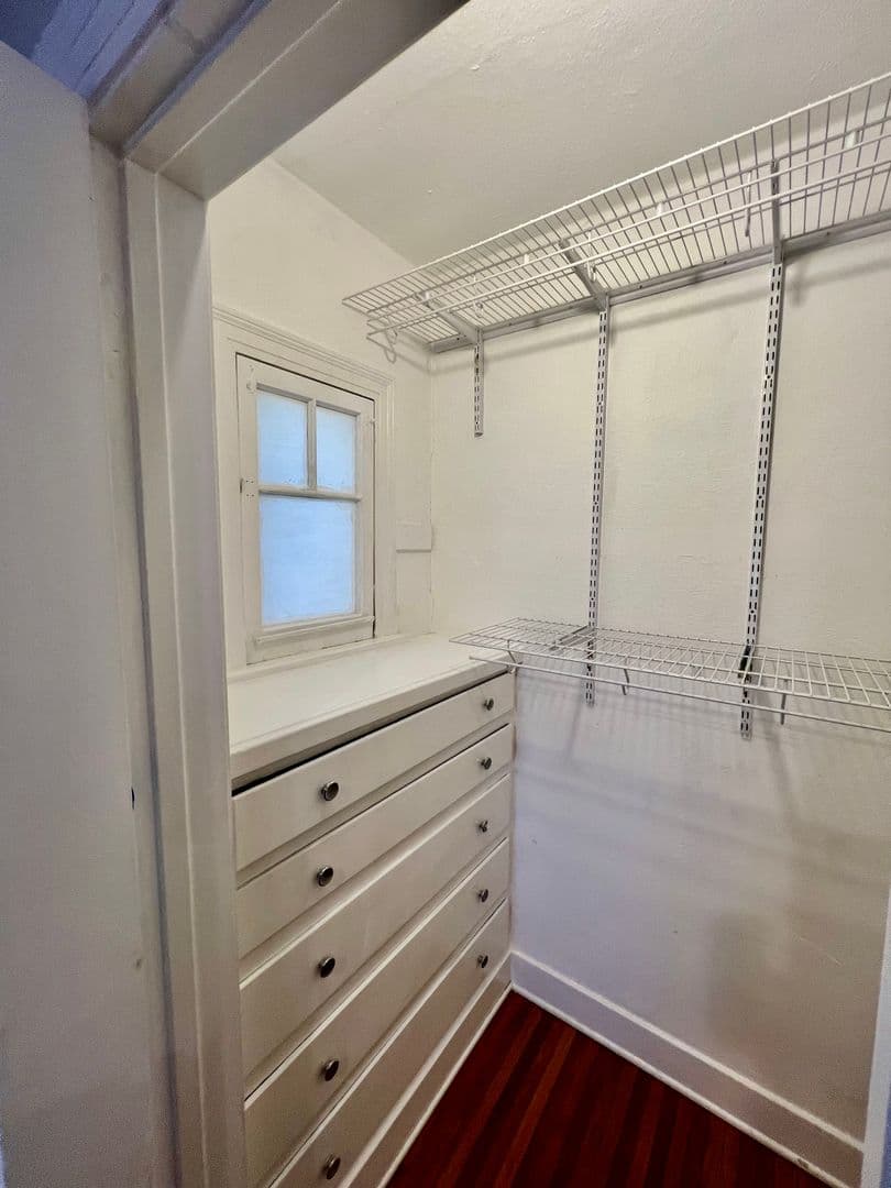Long Beach Apartment: 4303 E 3rd St