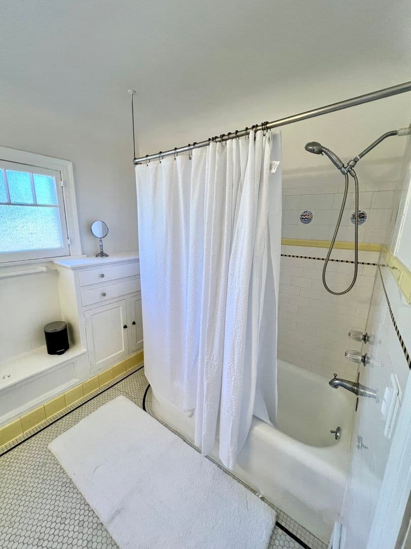 Long Beach Apartment: 4303 E 3rd St