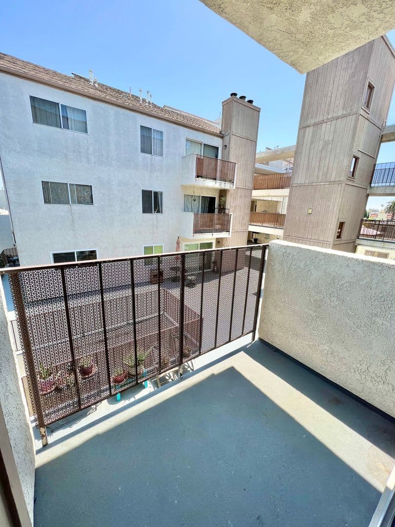 Long Beach Condo: 1919 E Beverly Way #201