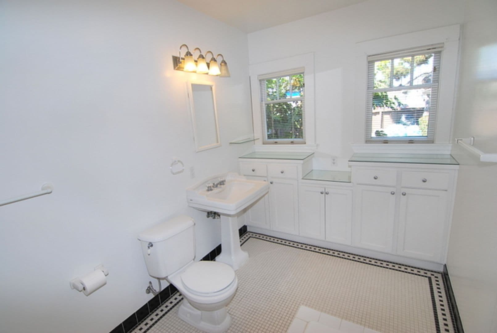 Long Beach Apartment: 210 Temple Ave