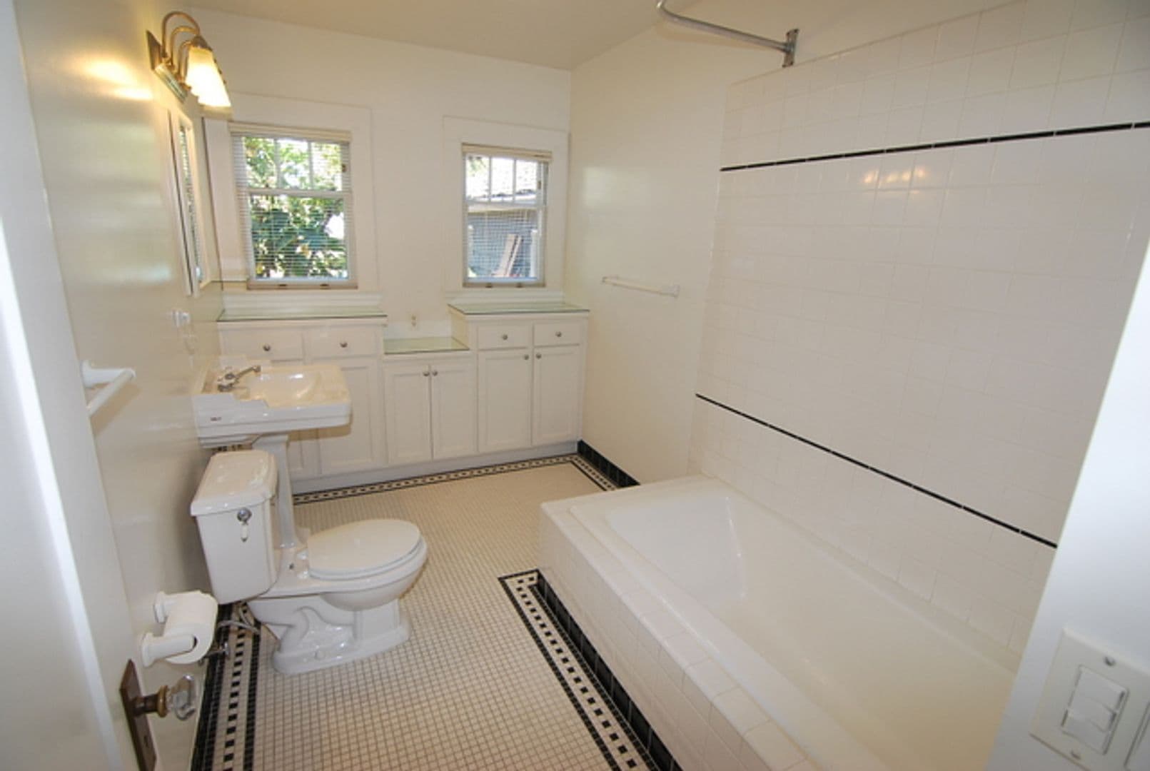 Long Beach Apartment: 210 Temple Ave