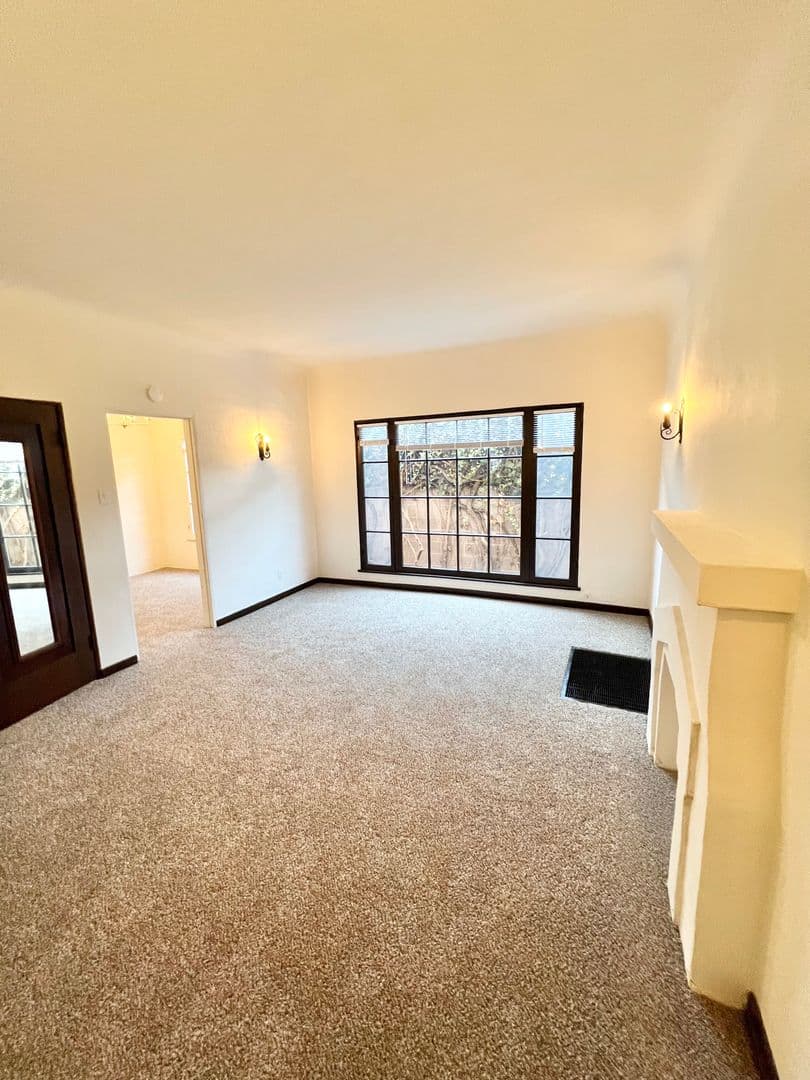 Long Beach Apartment: 658 Temple Ave