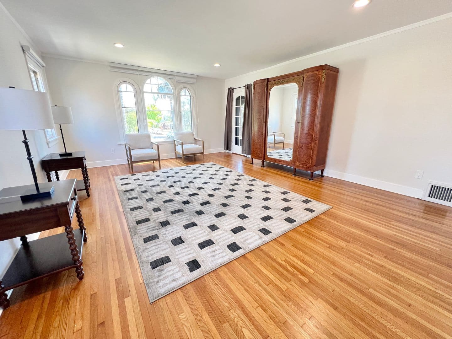 Long Beach Apartment: 4303 E 3rd St