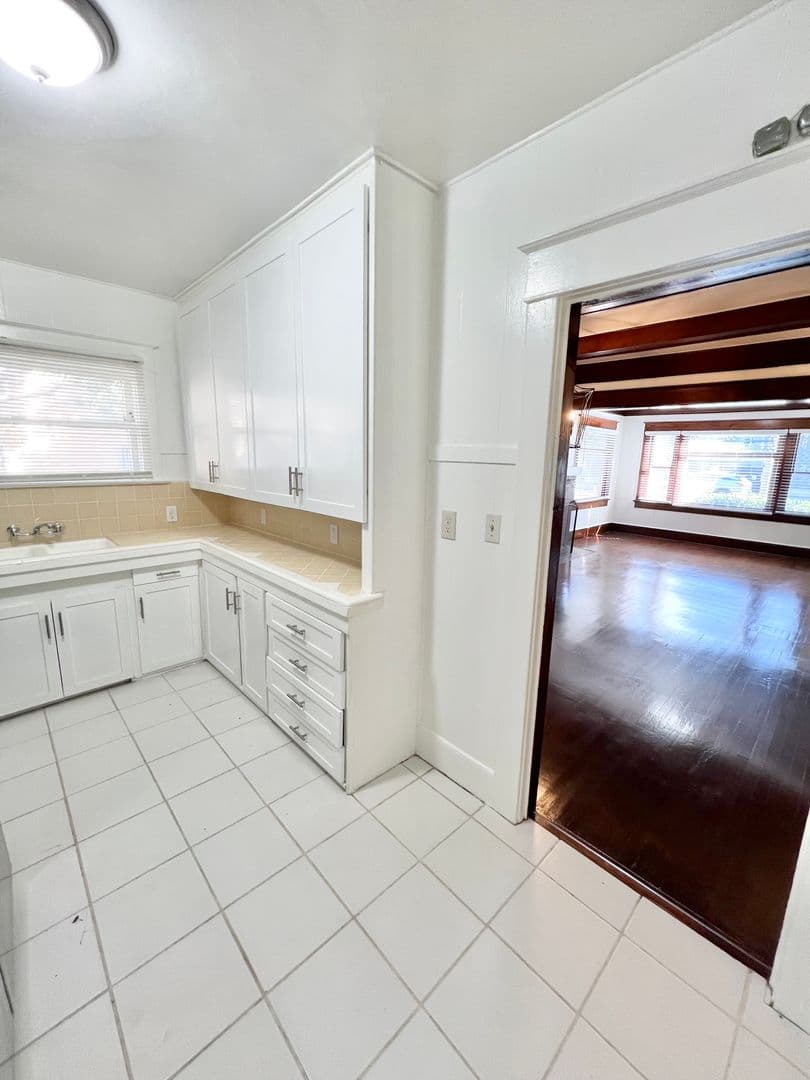Long Beach Apartment: 1243 E Ocean Blvd