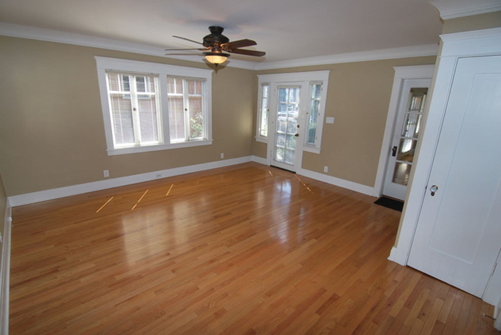 Long Beach Apartment: 210 Temple Ave