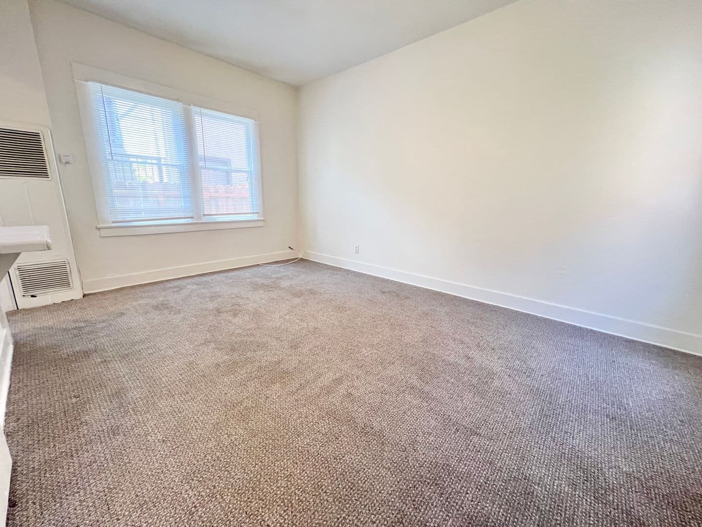 Long Beach Apartment: 318 Temple Ave