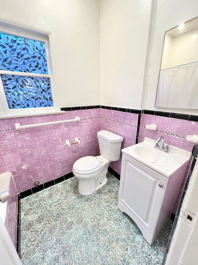 Long Beach Apartment: 658 Temple Ave