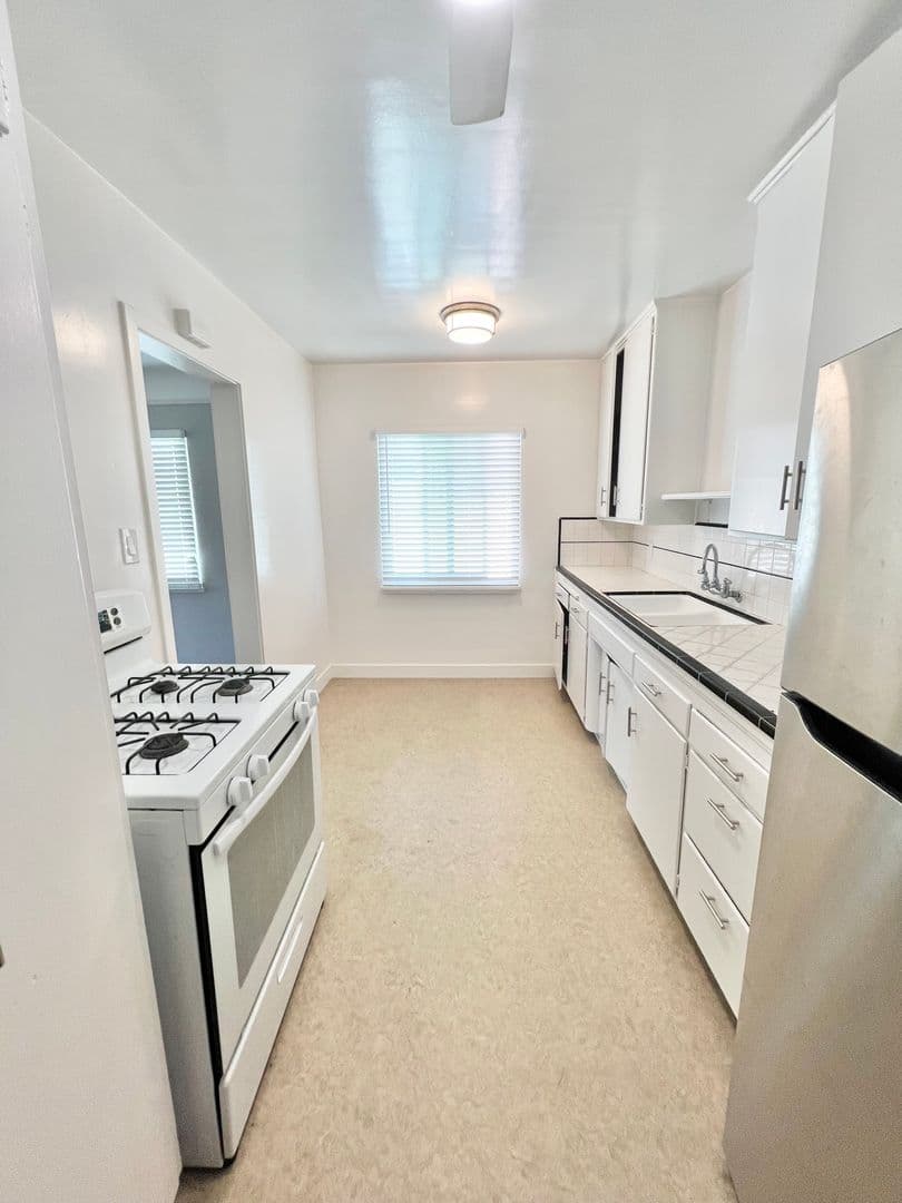 Long Beach Apartment: 106 Mira Mar Ave