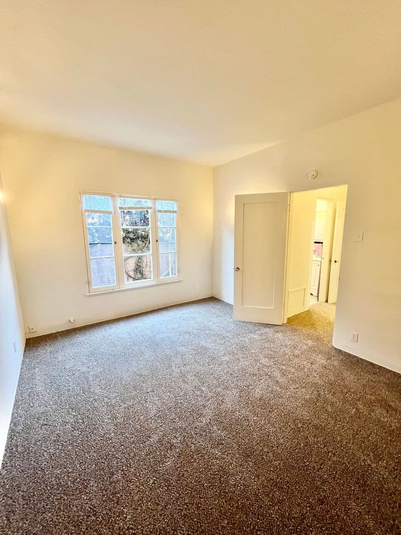 Long Beach Apartment: 658 Temple Ave