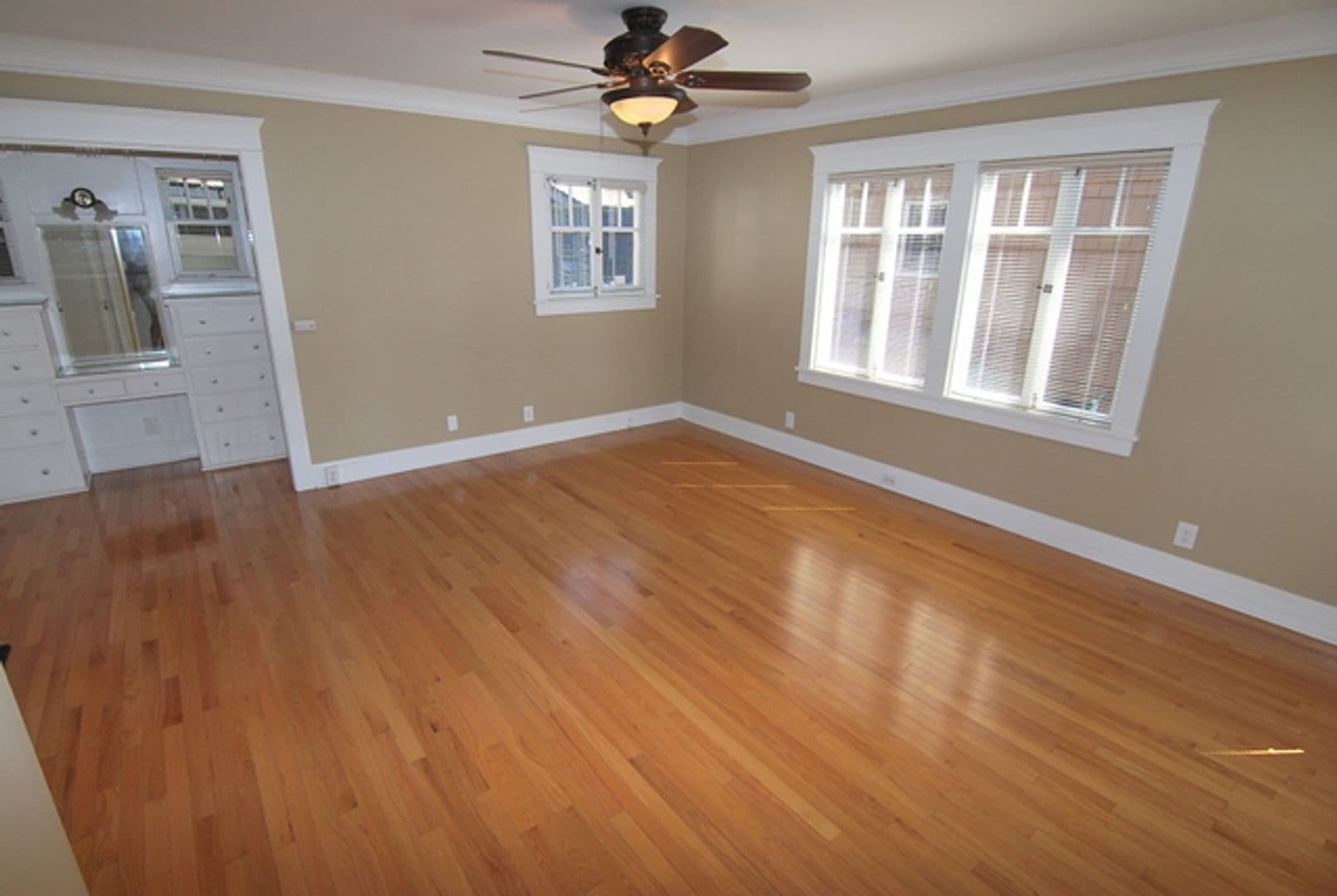 Long Beach Apartment: 210 Temple Ave