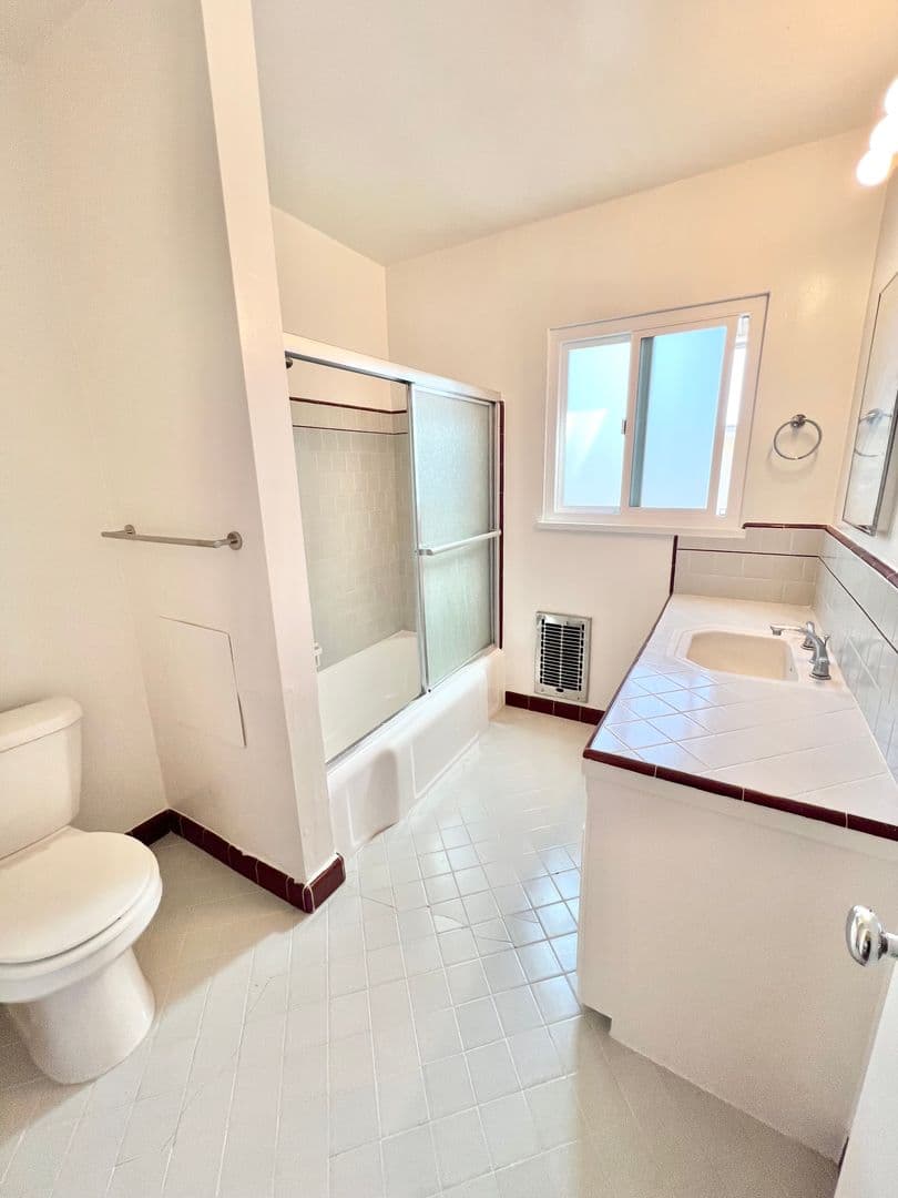 Long Beach Apartment: 106 Mira Mar Ave