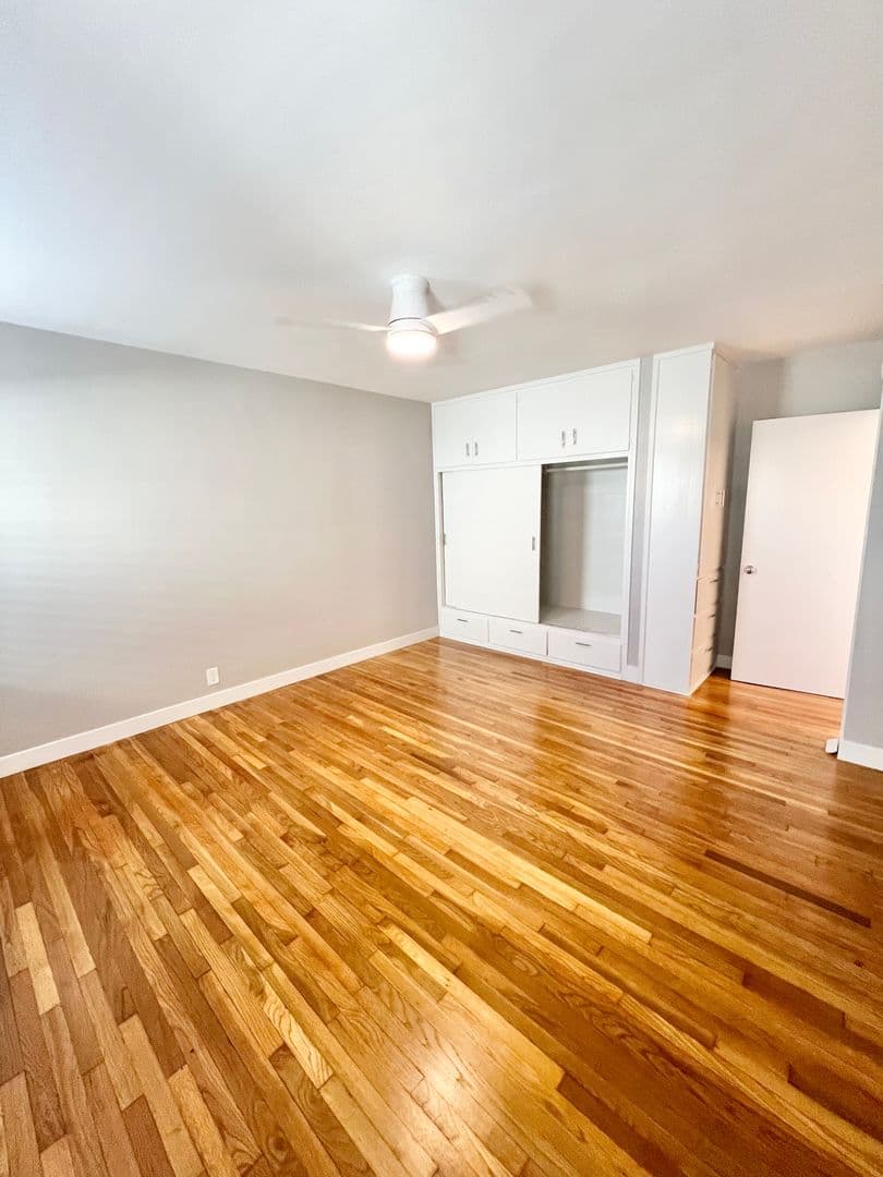 Long Beach Apartment: 106 Mira Mar Ave