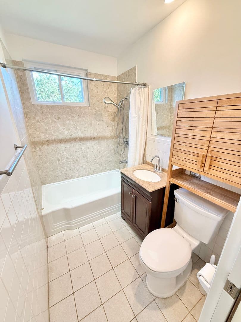 Lakewood House: 5418 Hayter Ave