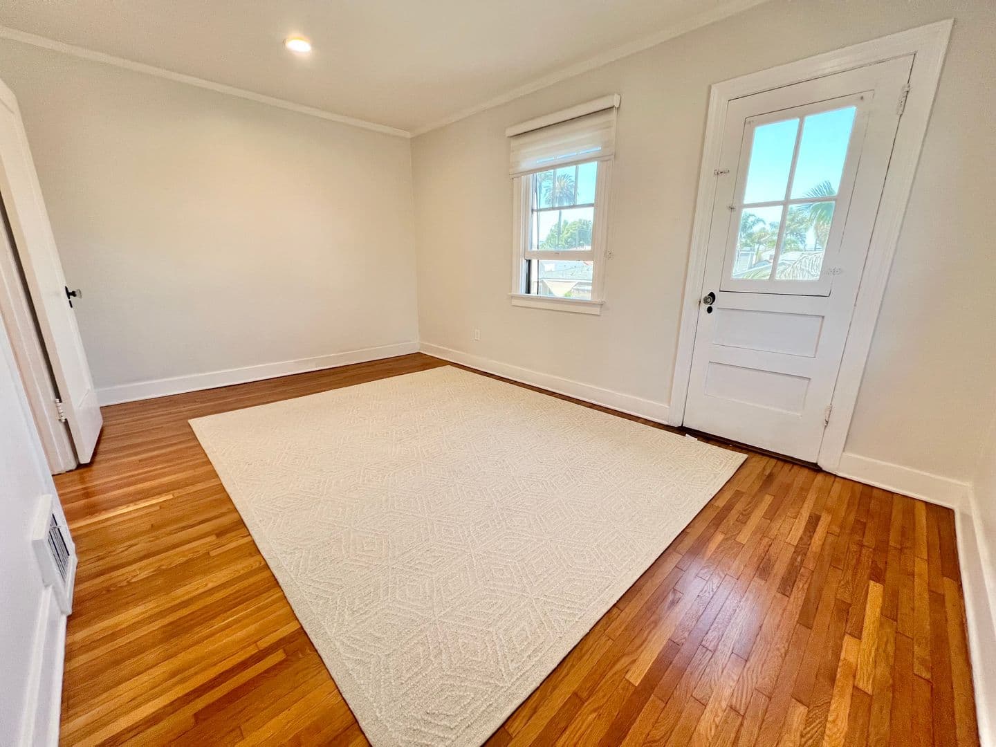 Long Beach Apartment: 4303 E 3rd St