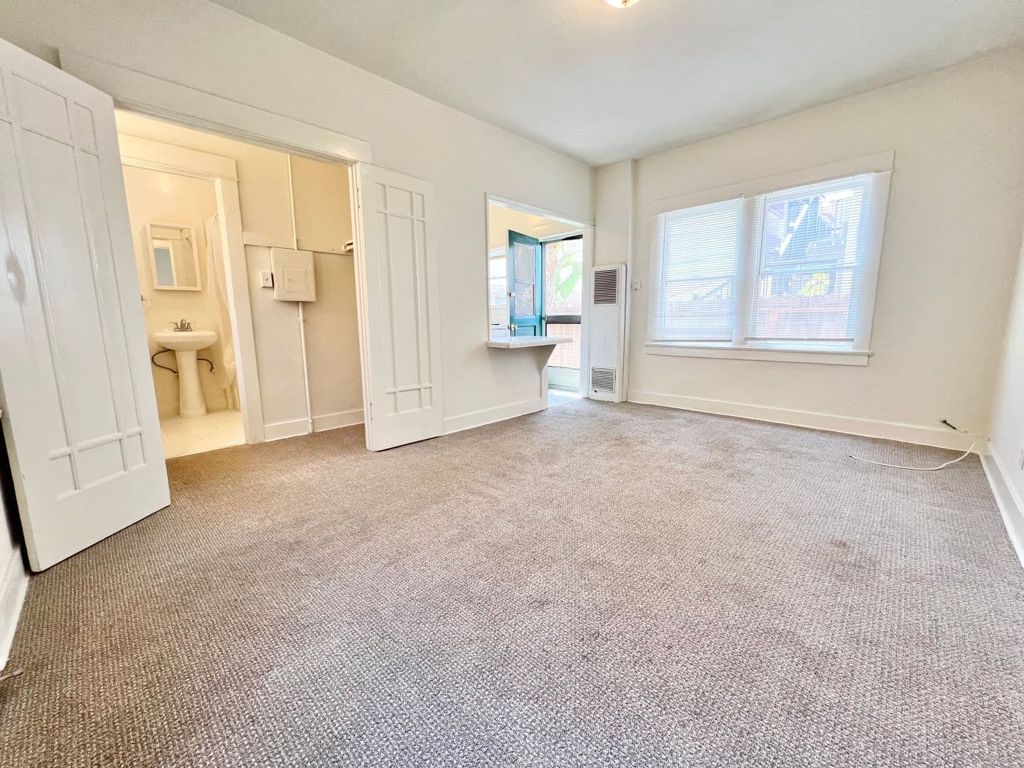 Long Beach Apartment: 318 Temple Ave
