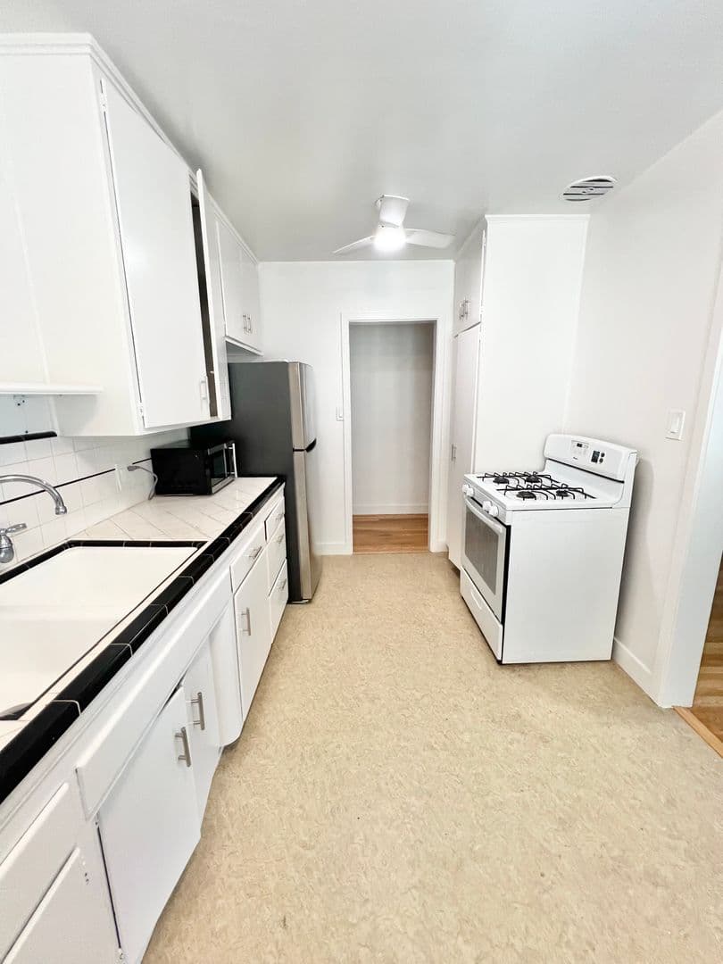 Long Beach Apartment: 106 Mira Mar Ave
