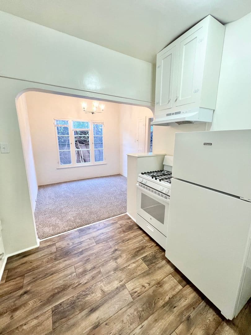 Long Beach Apartment: 658 Temple Ave