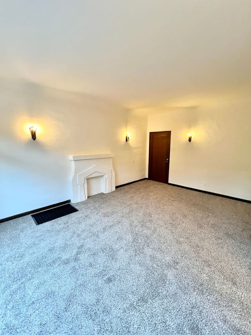 Long Beach Apartment: 658 Temple Ave