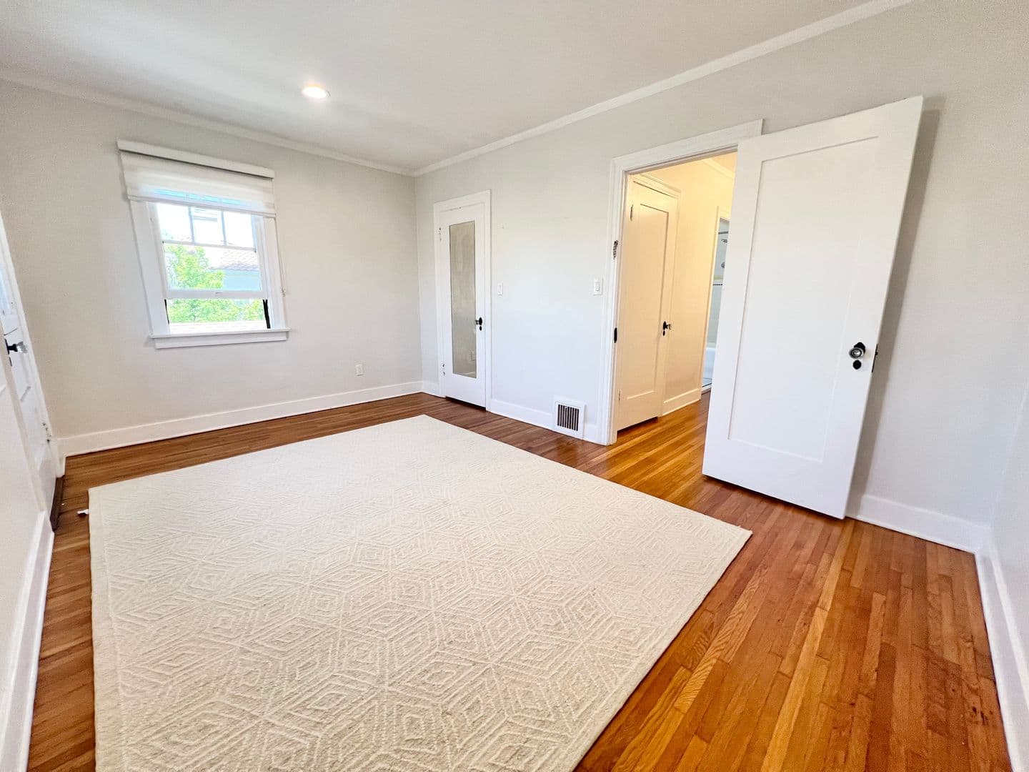 Long Beach Apartment: 4303 E 3rd St