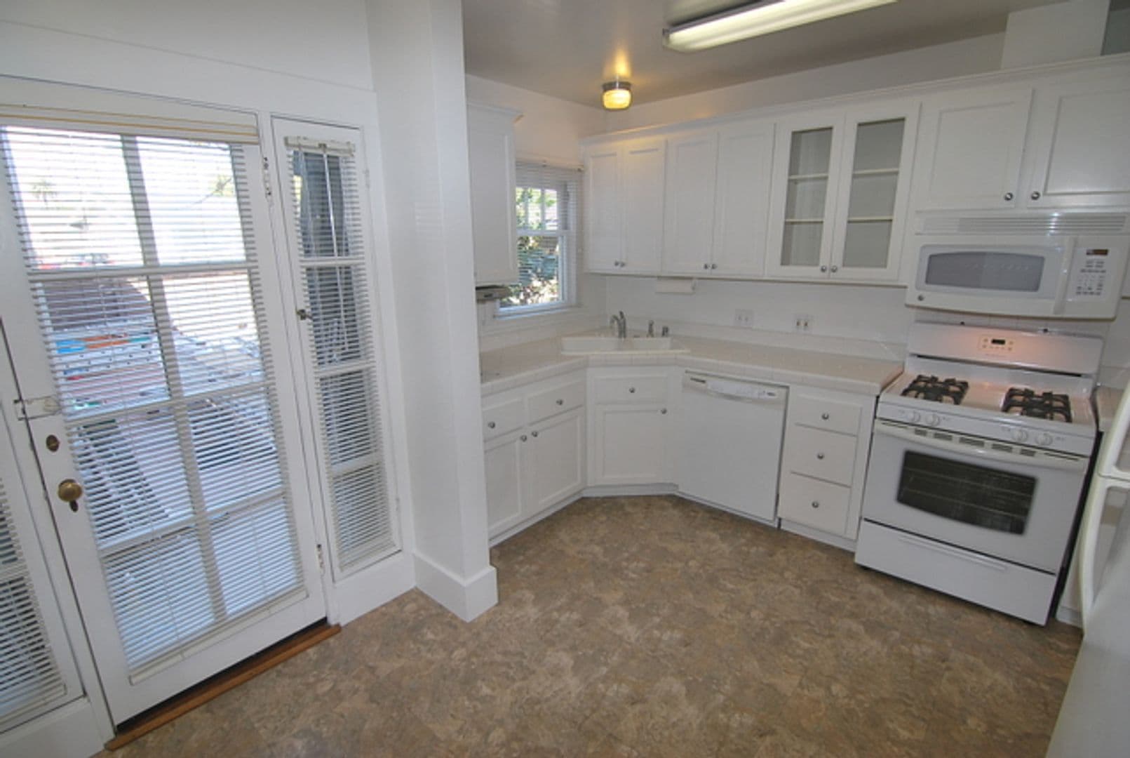 Long Beach Apartment: 210 Temple Ave